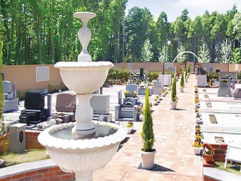 野田さくら霊園　花が添えられた参道