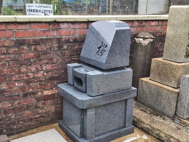 十三墓地