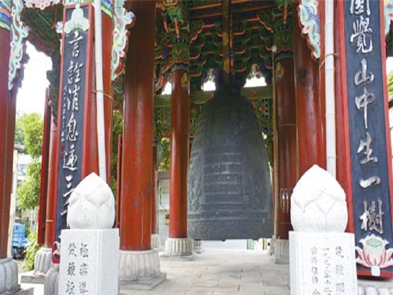 横浜港南台霊園　霊園のシンボルの大鐘楼