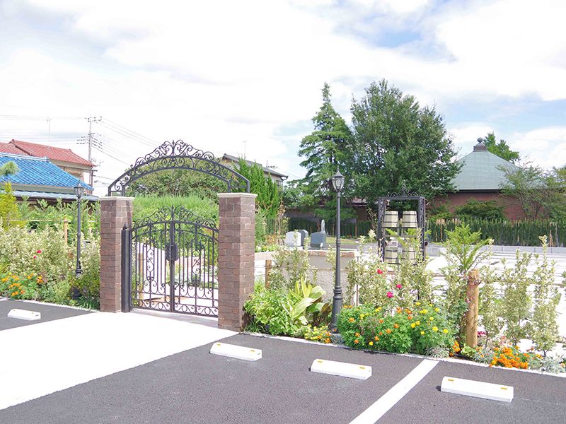 洋風の入口と緑あふれる園内