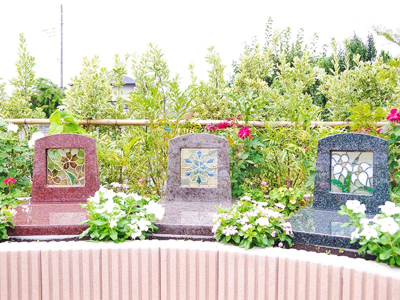 近隣初のステンドグラスを使用した墓所