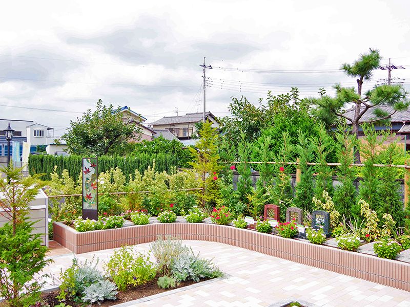 植栽に囲まれたガーデニング霊園