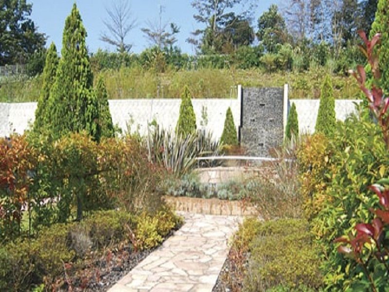 サンメモリアル東京　手入れの行き届いた植栽と滝