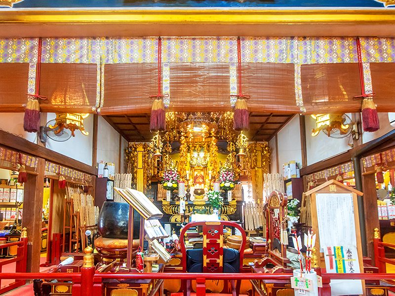 堂内の祭壇