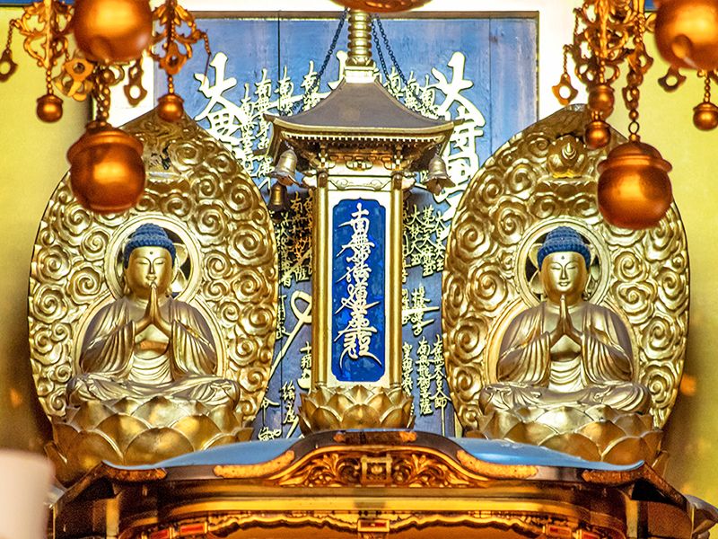 金色の仏具と厨子