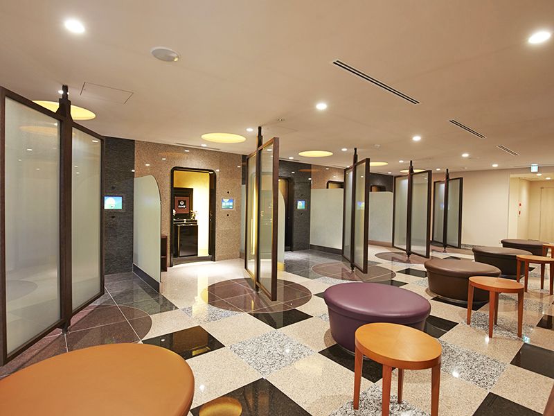 3階 屋内参拝室はパーテーションで仕切られ、ゆっくりとお参りできます。