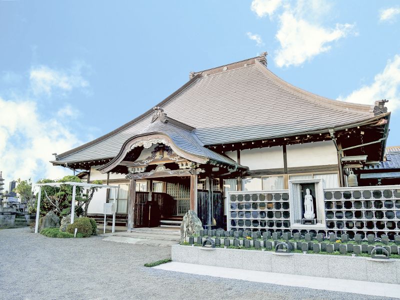 本堂前の永代供養墓