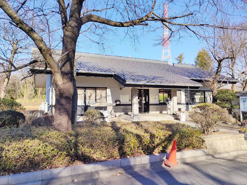 新所沢友愛聖地苑　木々に囲まれた管理事務所