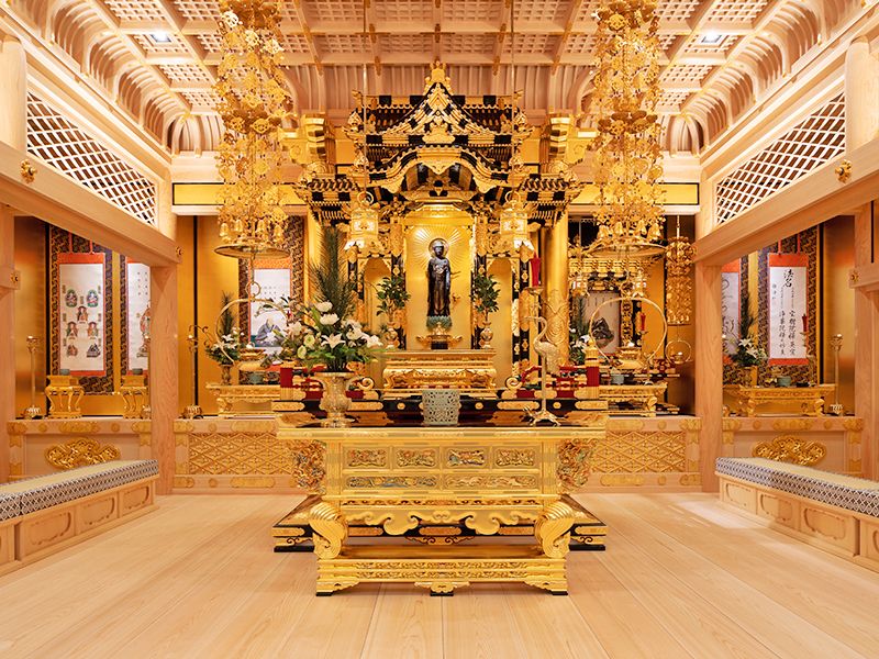 本堂は総檜造り、浄土真宗の正式なお荘厳となっています。