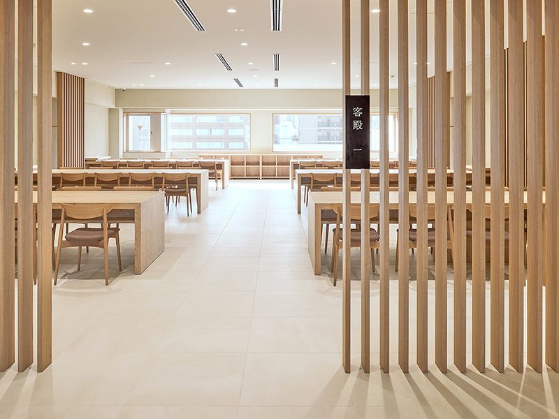 客殿　館内は木材や石という自然素材で造られていますので、癒やしの空間となっています。