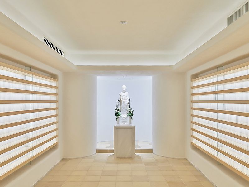 白光堂　堂内は光に満ちた空間です。