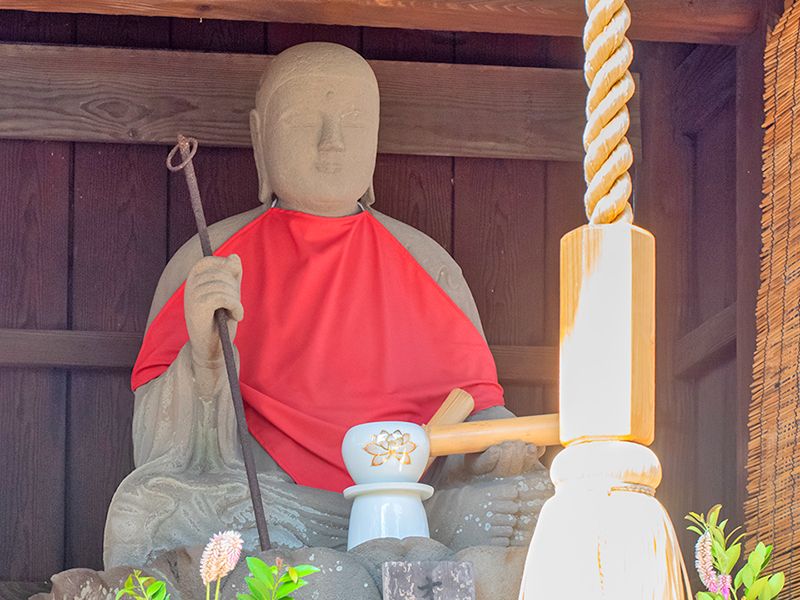 赤い前掛けの石仏