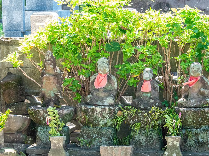緑の中の石仏群