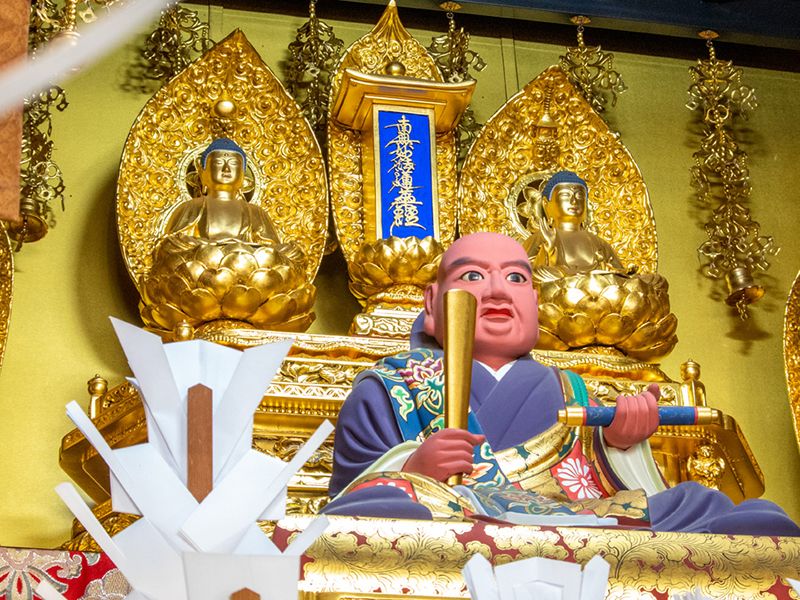 堂内の仏像と僧形像