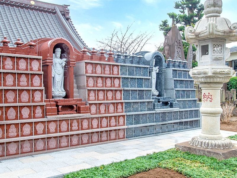 納骨壇と地蔵像