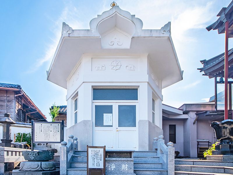 白い建物外観