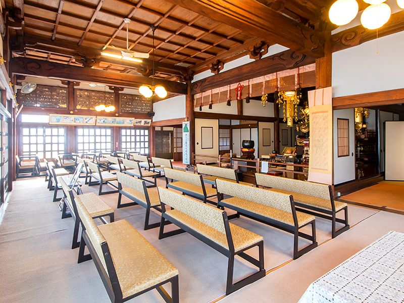 椅子席のある広間