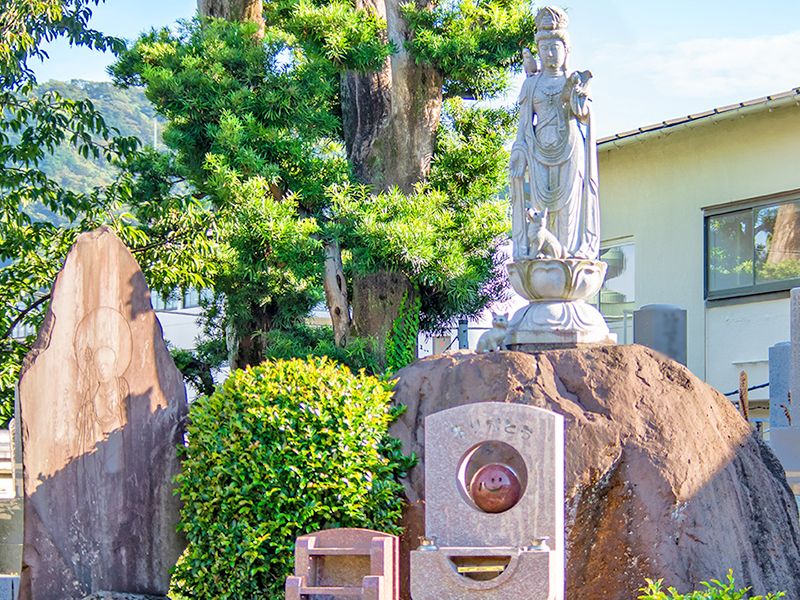 石碑と観音像