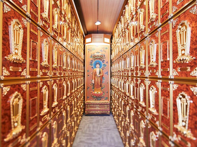 煌びやかな納骨堂もございます