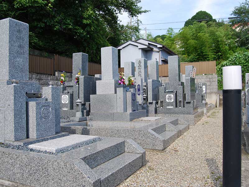 上石切法照寺霊苑　緑豊かな苑内