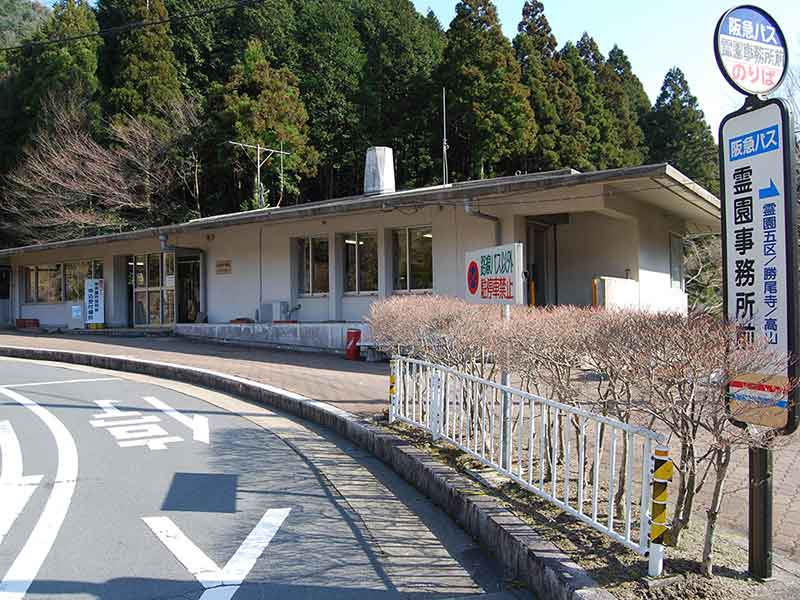 大阪北摂霊園の管理事務所前に停まるバス停