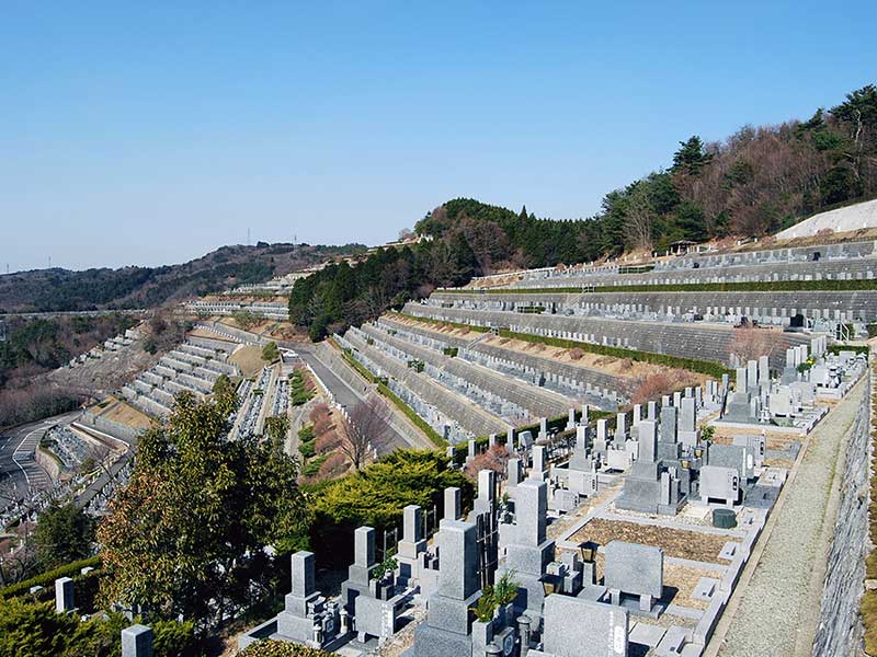 高台にある大阪北摂霊園の墓所