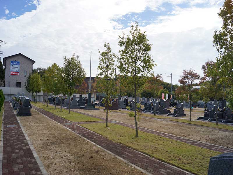 桃の郷霊園　開放感のある園内