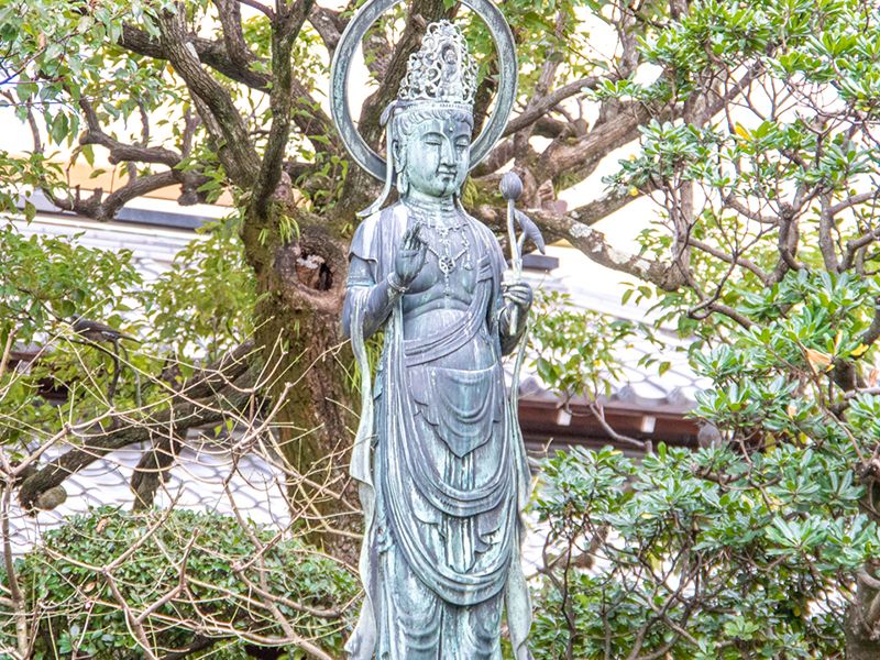 境内にある菩薩像