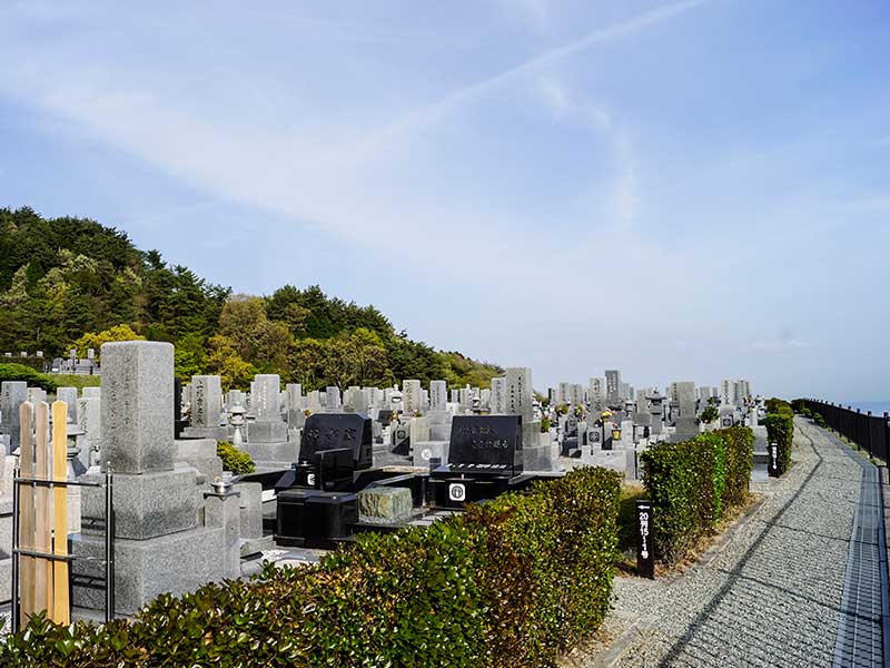 大阪北摂霊園に並ぶ洋型・和型墓石