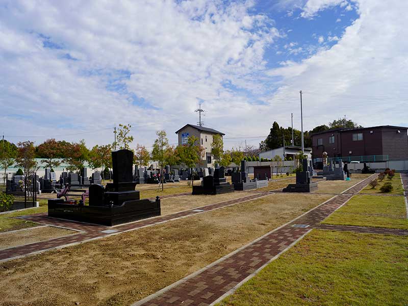 桃の郷霊園　バリアフリー設計の参道