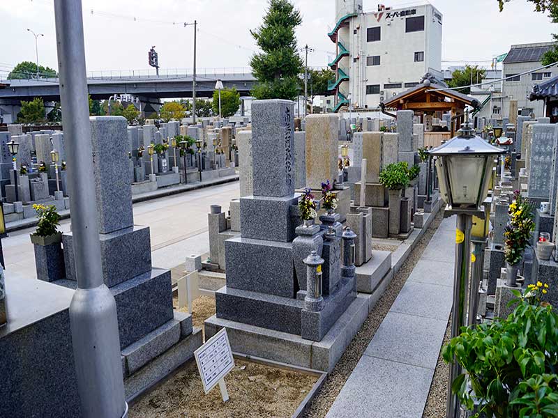 八尾市立 久宝寺墓地　手入れされている墓地