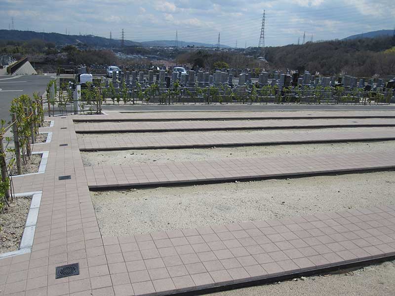 飯盛霊園　平坦な参道