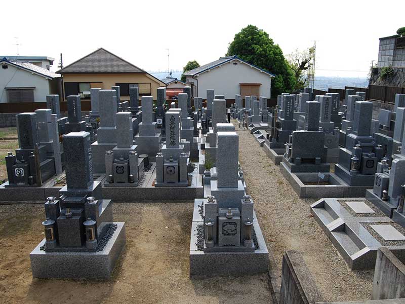 上石切法照寺霊苑　住宅街に隣接した霊苑