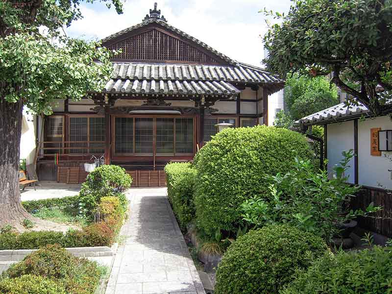 恩楽寺霊苑　緑豊かな参道