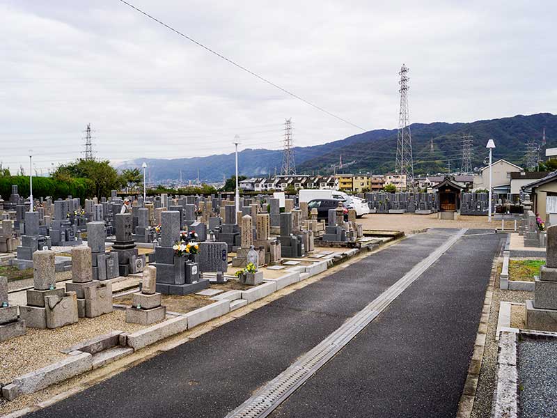 八尾市柏原市火葬場組合 二俣墓地　参道はバリアフリー設計