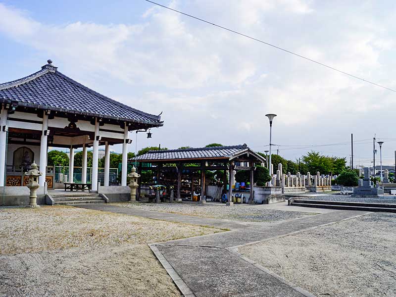 八尾市立 安中墓地　法要施設と水場
