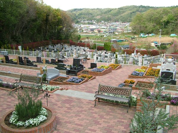 湘南メモリアルガーデン　緑や花のそばに設けられたベンチ