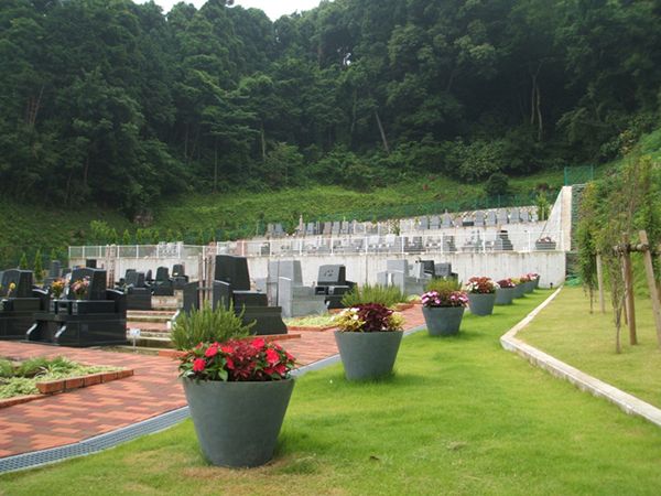 湘南メモリアルガーデン　緑に囲まれた落ち着いた立地