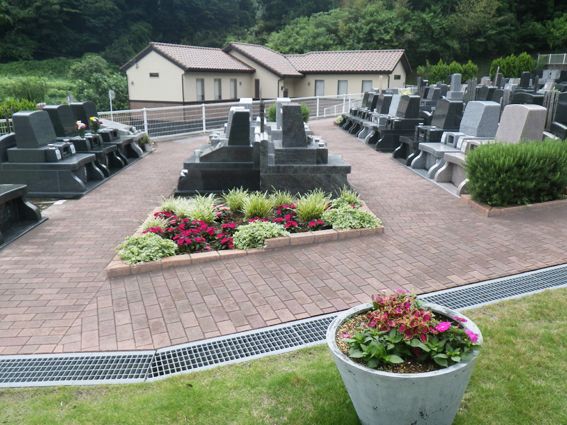 湘南メモリアルガーデン　広い参道