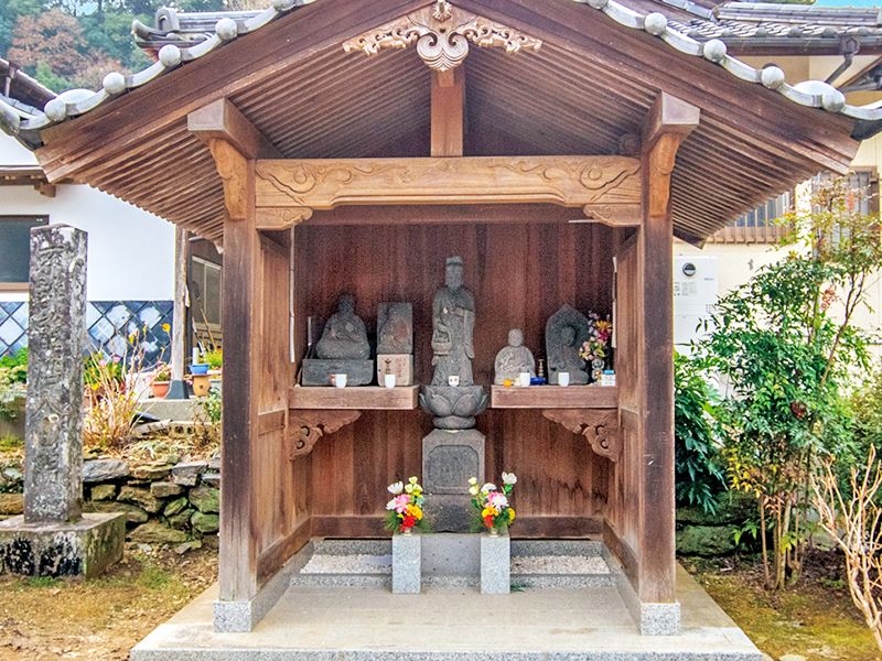 木造の小堂外観