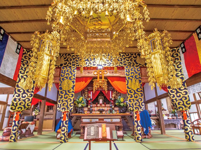 金色の内陣と祭壇
