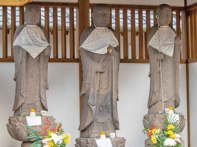 石仏三体と供花