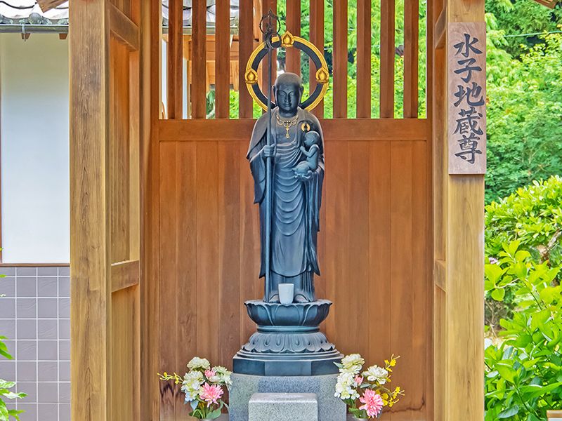 小さな仏像と花