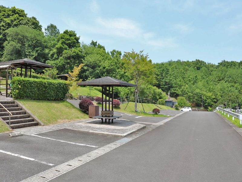 駐車場は墓所の近くにも複数あります。