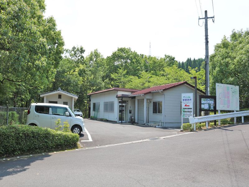 園内入口に管理棟とお手洗いがあります。