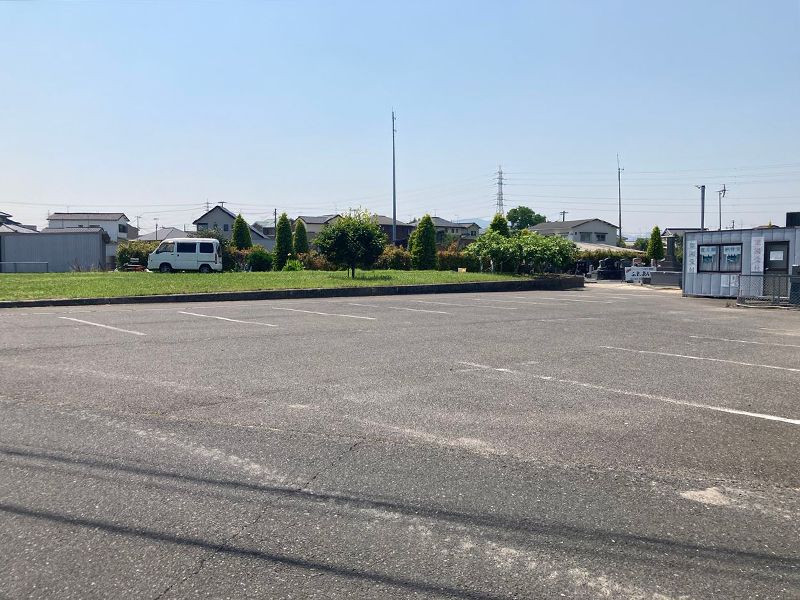 広々とした駐車場を完備。