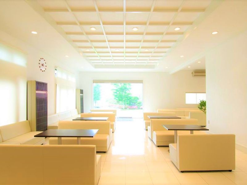 白を基調とした、休憩ロビーとなっております。