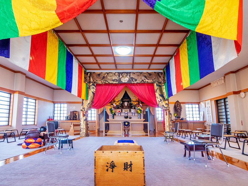 五色幕のある堂内