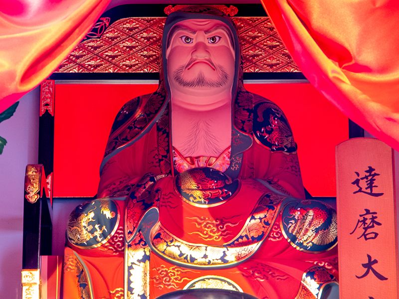 赤幕の守護像