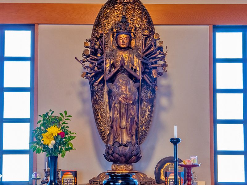 木彫の仏像と花